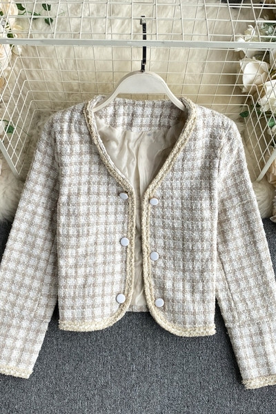 Lühike naiste ruuduline nööpidega mantel