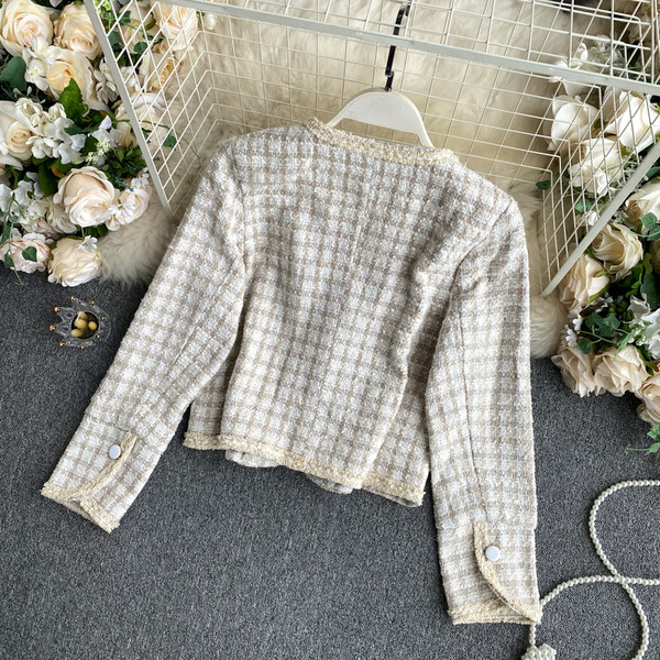 Lühike naiste ruuduline nööpidega mantel