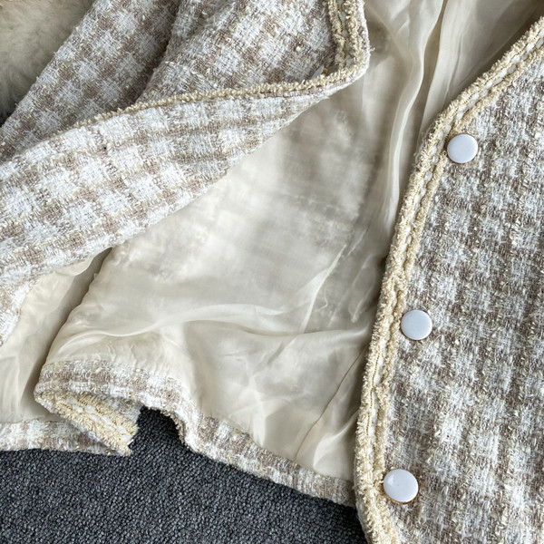 Lühike naiste ruuduline nööpidega mantel