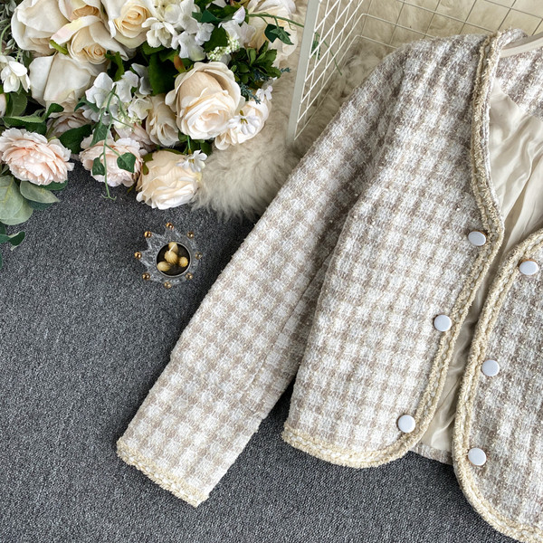 Lühike naiste ruuduline nööpidega mantel