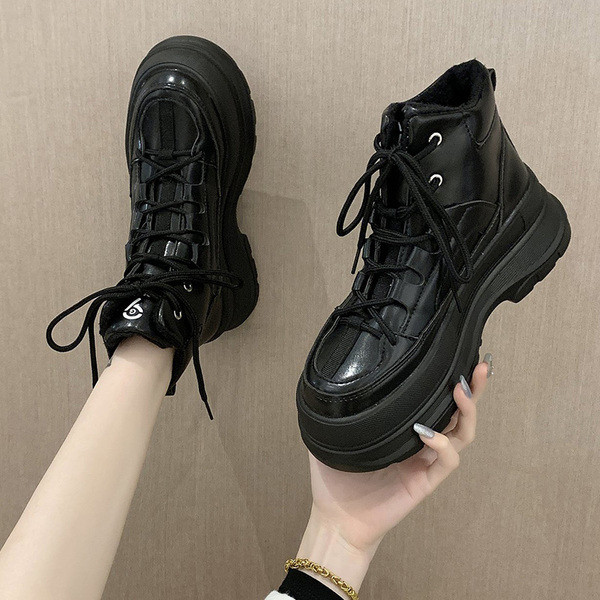 Kareda talla ja paeltega naiste talvesaapad