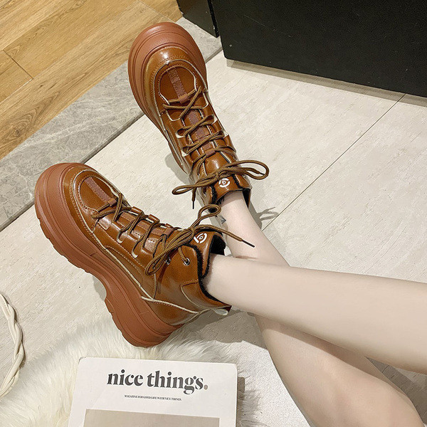 Kareda talla ja paeltega naiste talvesaapad