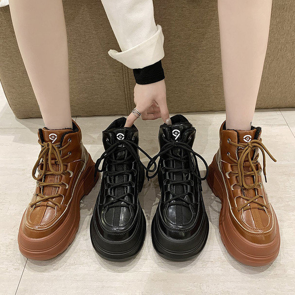 Kareda talla ja paeltega naiste talvesaapad