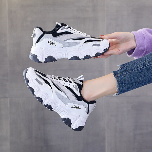 Moodsad krobelise tallaga tossud naistele