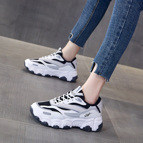 Moodsad krobelise tallaga tossud naistele