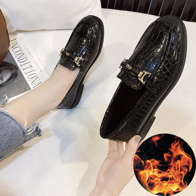 Μοντέρνα γυναικεία παπούτσια με μεταλλική διακόσμηση