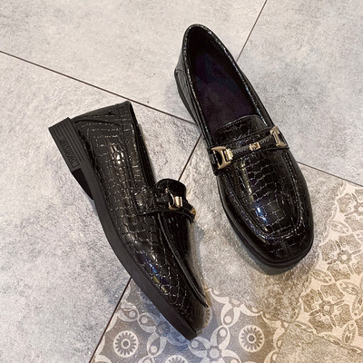 Μοντέρνα γυναικεία παπούτσια με μεταλλική διακόσμηση