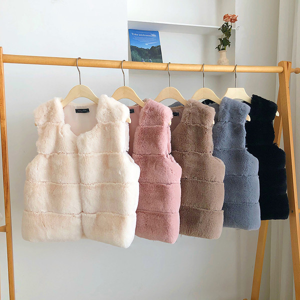 Dabartinė moteriška pūkinė liemenė apvalia iškirpte