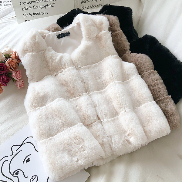 Dabartinė moteriška pūkinė liemenė apvalia iškirpte