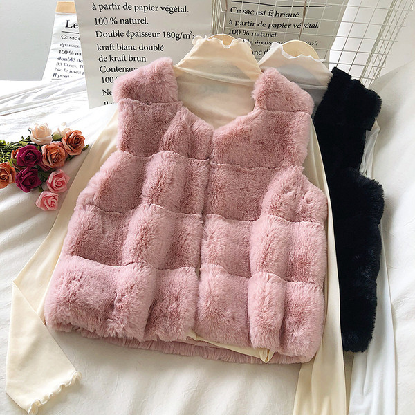 Dabartinė moteriška pūkinė liemenė apvalia iškirpte