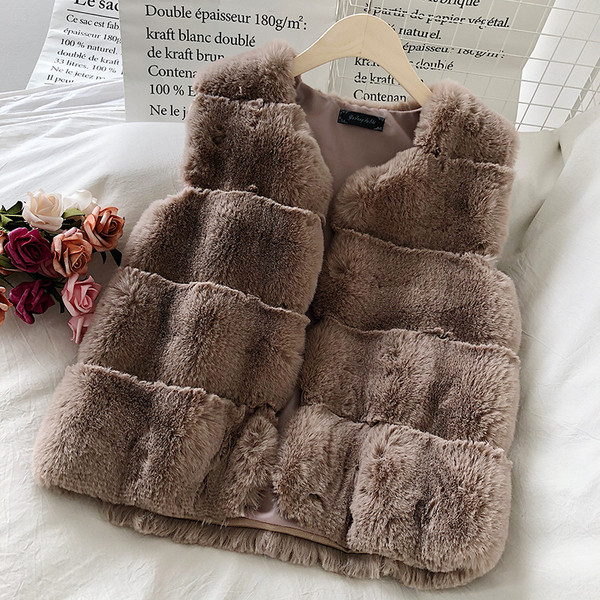 Dabartinė moteriška pūkinė liemenė apvalia iškirpte