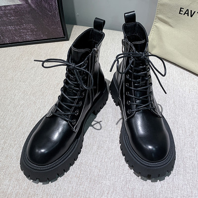 Γυναικείες μπότες σε μαύρο χρώμα με τραχιά σόλα και κορδόνια