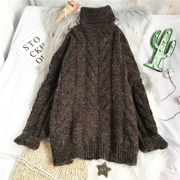 Laisvalaikio moteriškas megztinis aukšta apykakle – platus modelis