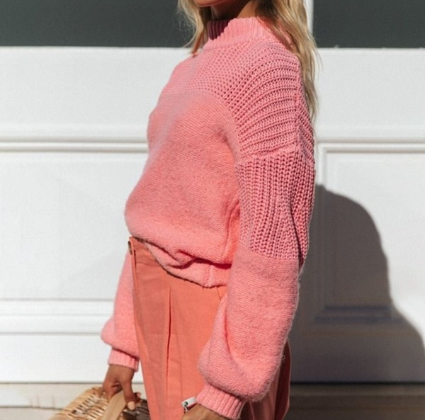 Moteriškas modernus megztinis pusiau aukšta apykakle