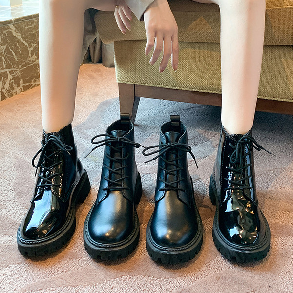 Γυναικείες μπότες με τραχιά σόλα 4 cm - μαύρο χρώμα