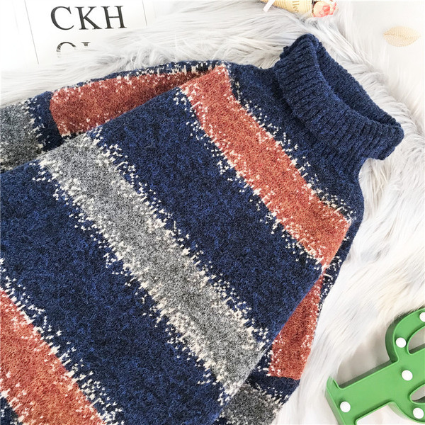 Ženski pleteni prugasti pulover s visokim ovratnikom