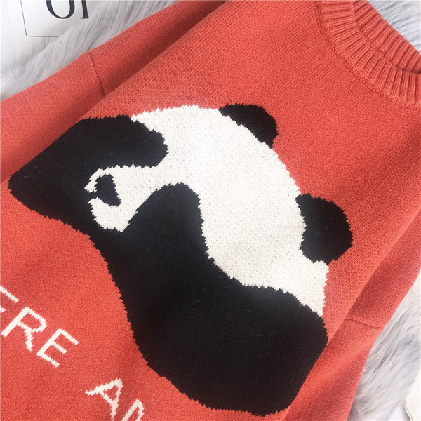 Plataus modelio moteriškas megztinis su ovalia iškirpte ir ilgomis rankovėmis