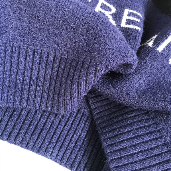 Plataus modelio moteriškas megztinis su ovalia iškirpte ir ilgomis rankovėmis