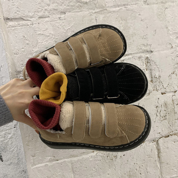 Laisvalaikiai moteriški batai su ekologiškais zomšos lopais ir plokščiu padu