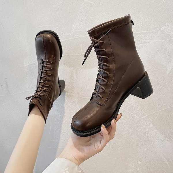 Kontsa ja paeltega vabaaja naiste nahksaapad