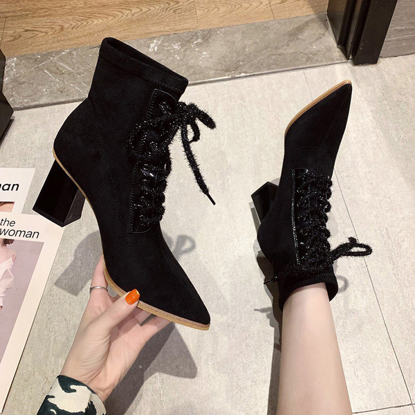 Moteriški aulinukai storais kulnais ir raišteliais iš eko zomšos – smailaus modelio