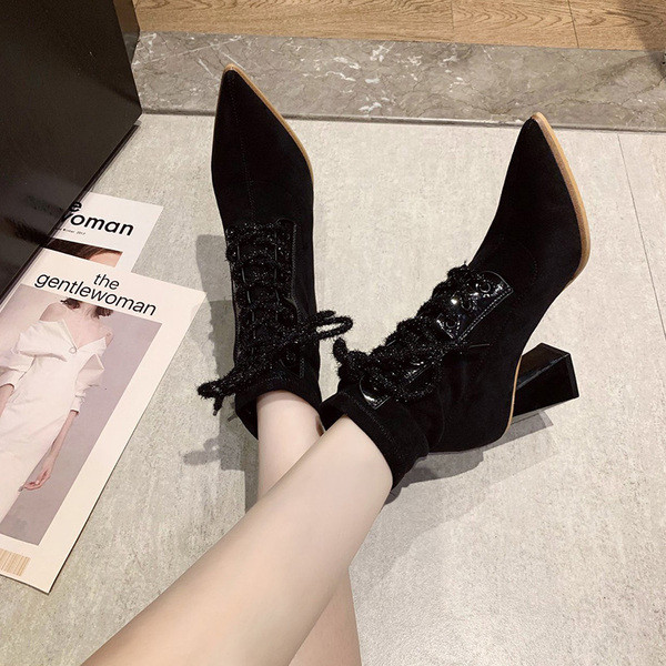 Moteriški aulinukai storais kulnais ir raišteliais iš eko zomšos – smailaus modelio