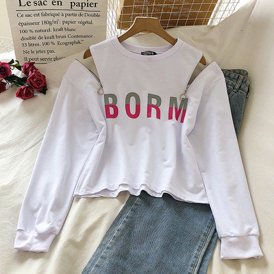 Paljaste õlgade ja kirjaga naiste pluus