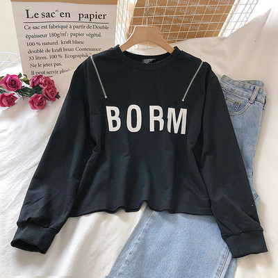 Paljaste õlgade ja kirjaga naiste pluus