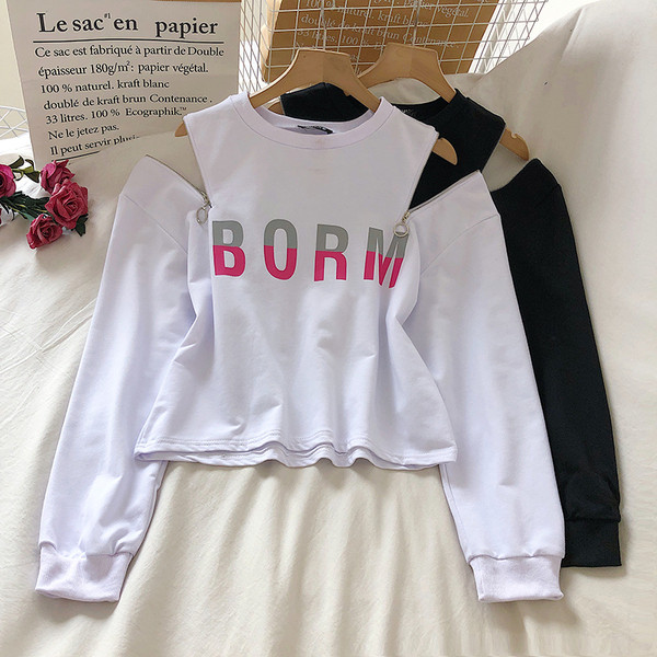 Paljaste õlgade ja kirjaga naiste pluus