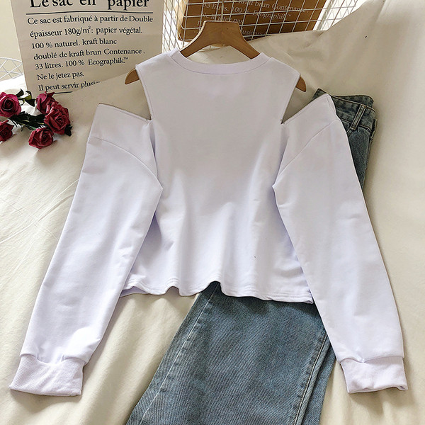 Paljaste õlgade ja kirjaga naiste pluus