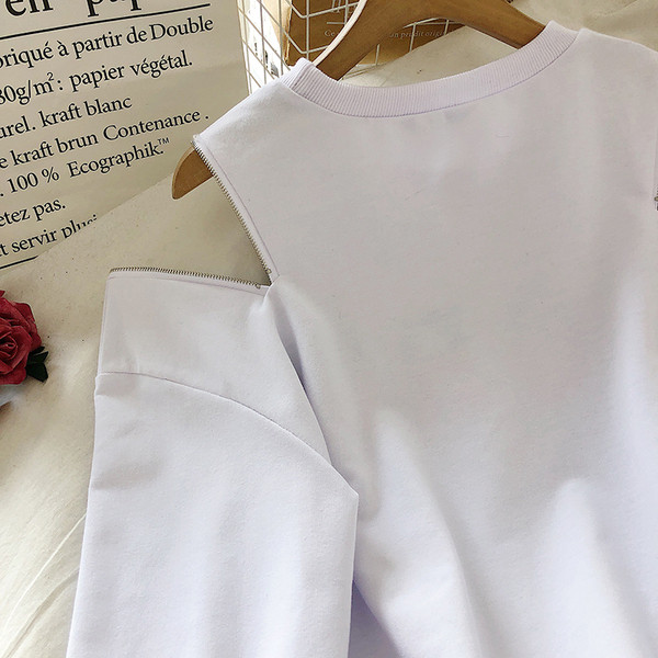 Paljaste õlgade ja kirjaga naiste pluus