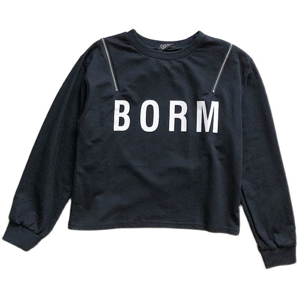 Paljaste õlgade ja kirjaga naiste pluus