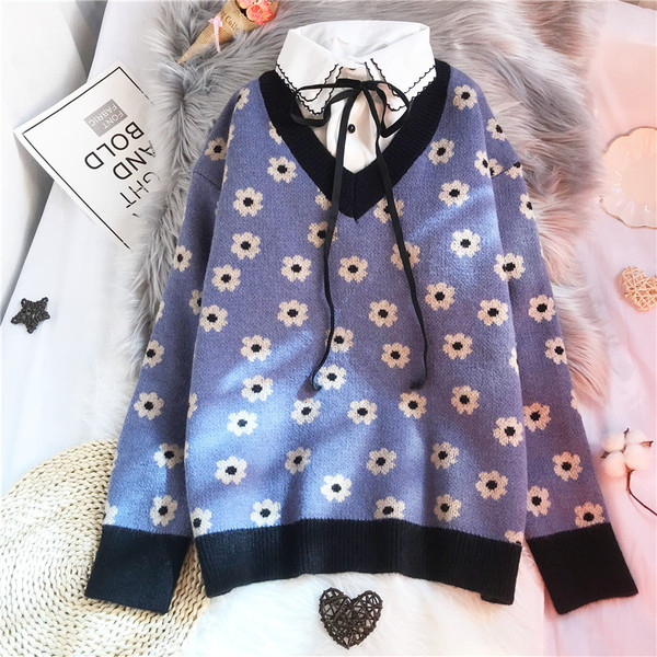 Μοντέρνο γυναικείο πουλόβερ με λουλουδάτο μοτίβο και λαιμόκοψη