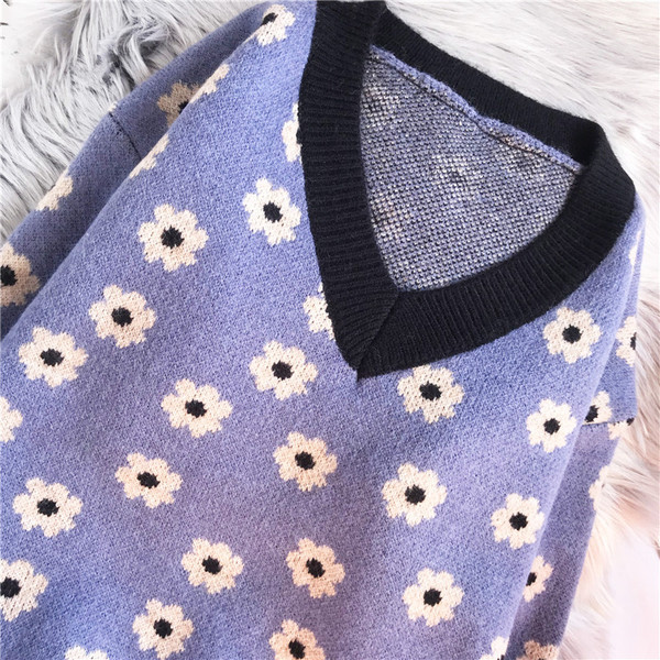 Μοντέρνο γυναικείο πουλόβερ με λουλουδάτο μοτίβο και λαιμόκοψη