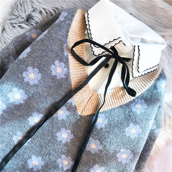 Μοντέρνο γυναικείο πουλόβερ με λουλουδάτο μοτίβο και λαιμόκοψη