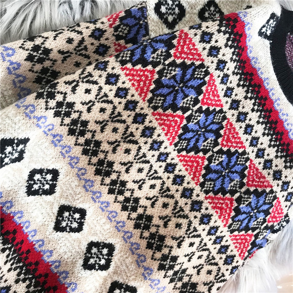 Γυναικείο πουλόβερ με οβάλ λαιμόκοψη και μακριά μανίκια