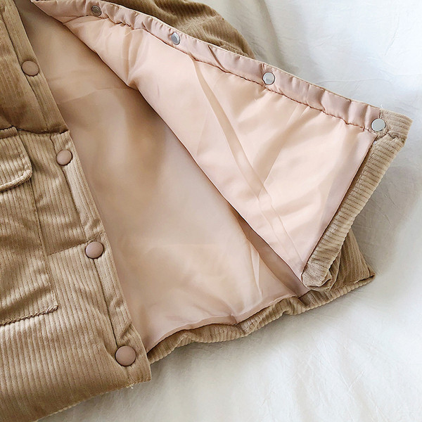 Kõrge krae ja nööpidega vabaaja naistevest