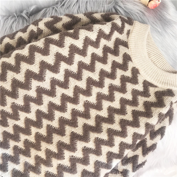 Moodne naiste kampsun - ümara dekoltee ja mustriga