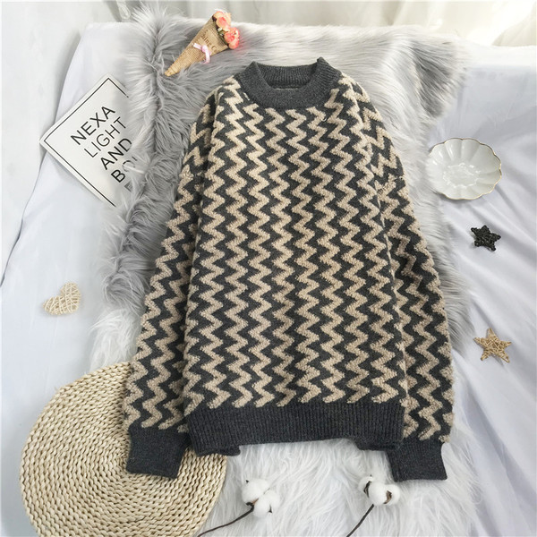 Moodne naiste kampsun - ümara dekoltee ja mustriga