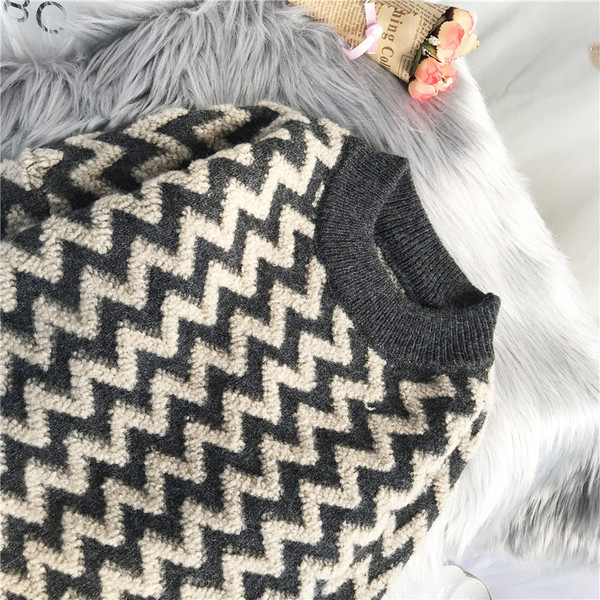 Moodne naiste kampsun - ümara dekoltee ja mustriga