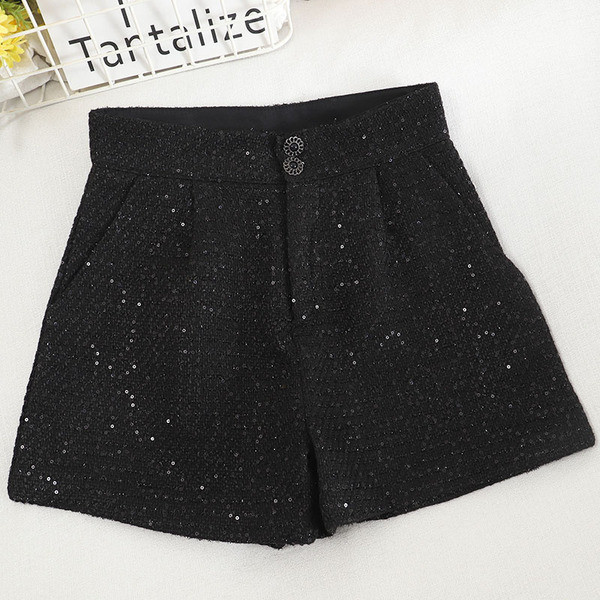 Naiste lühikeste pükste lai mudel kõrge vöökoha ja nööpidega