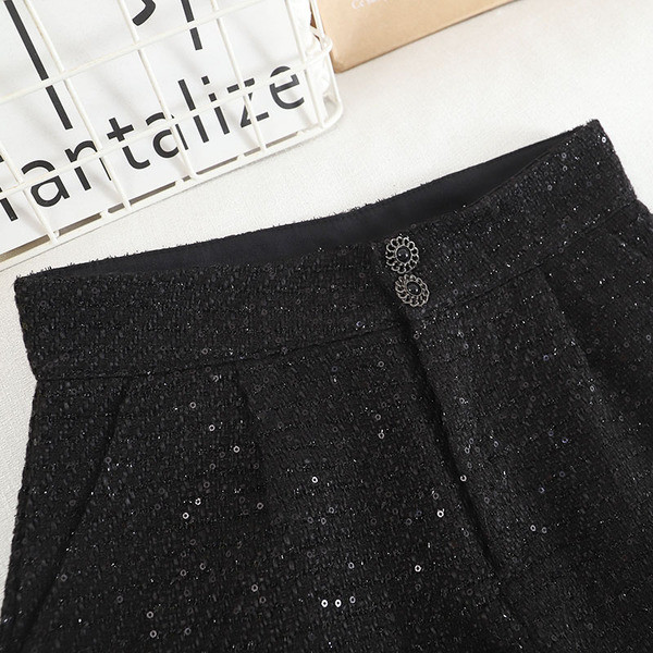 Naiste lühikeste pükste lai mudel kõrge vöökoha ja nööpidega