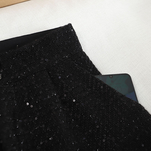 Naiste lühikeste pükste lai mudel kõrge vöökoha ja nööpidega