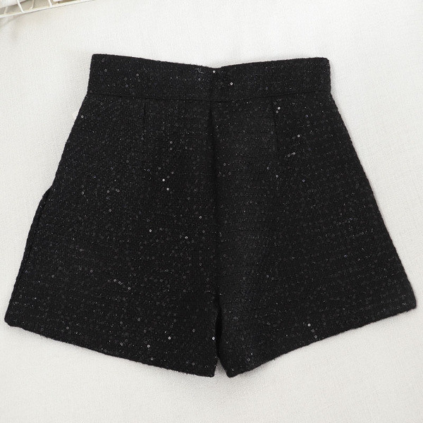 Naiste lühikeste pükste lai mudel kõrge vöökoha ja nööpidega