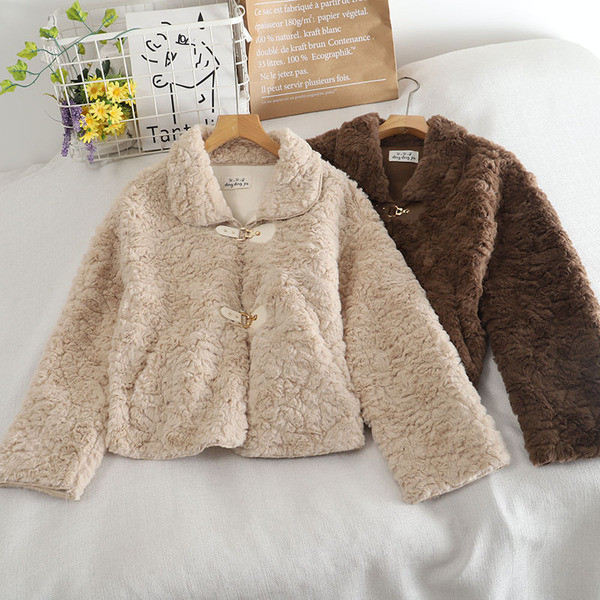 Дамско пухено палто с яка и копчета