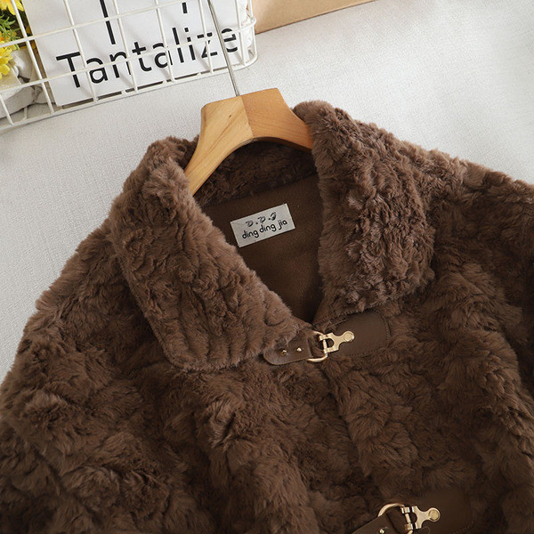 Дамско пухено палто с яка и копчета