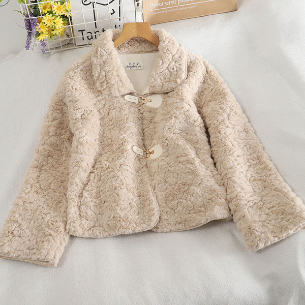 Дамско пухено палто с яка и копчета