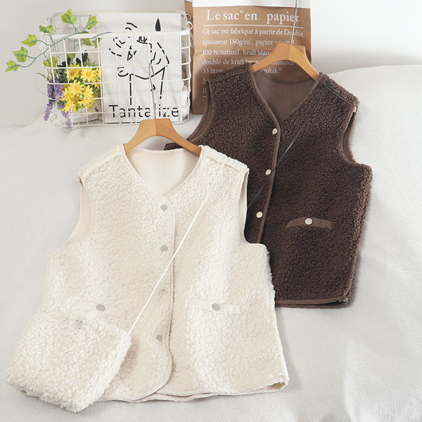 Moteriška pūkinė liemenė su sagomis ir V formos iškirpte