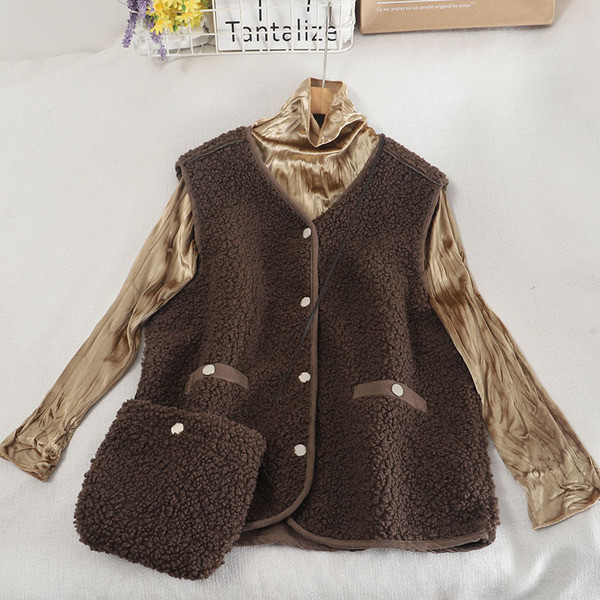 Moteriška pūkinė liemenė su sagomis ir V formos iškirpte