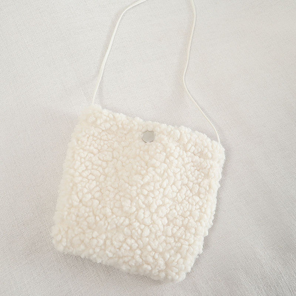 Moteriška pūkinė liemenė su sagomis ir V formos iškirpte